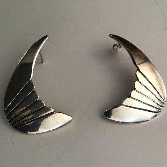 SILVER CURVED AND SCORED PIERCED EARRINGS - Picture 1 of 2